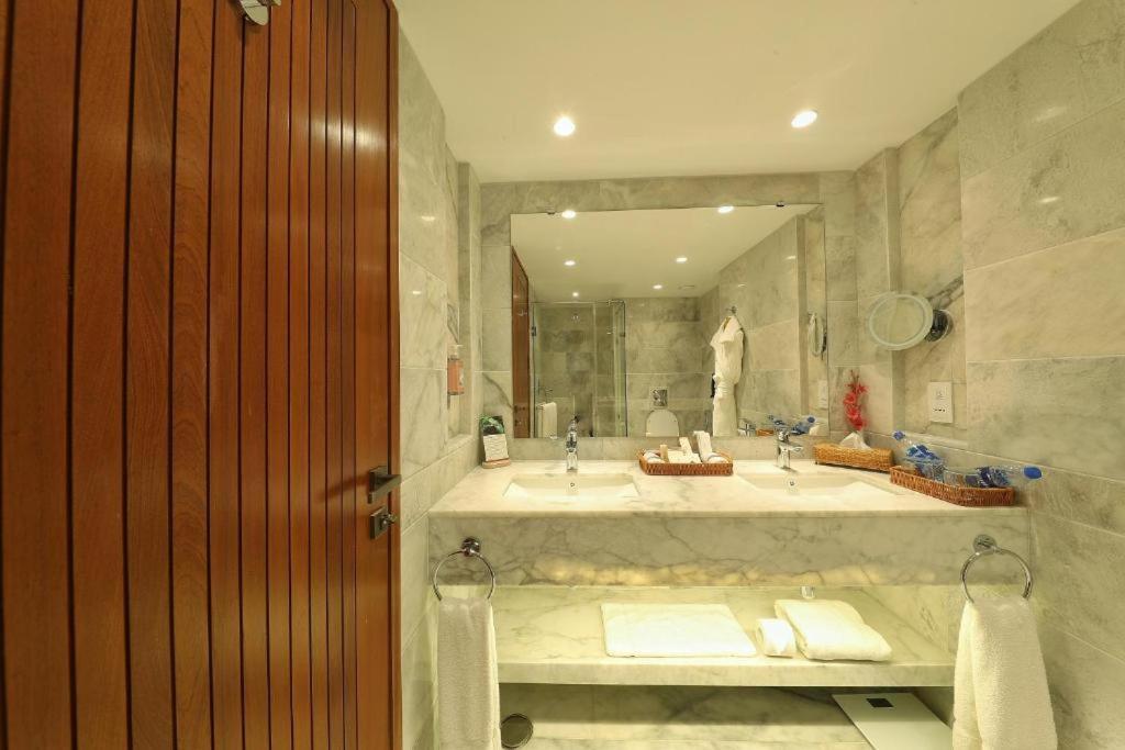 Peshawar Serena Hotel Екстериор снимка